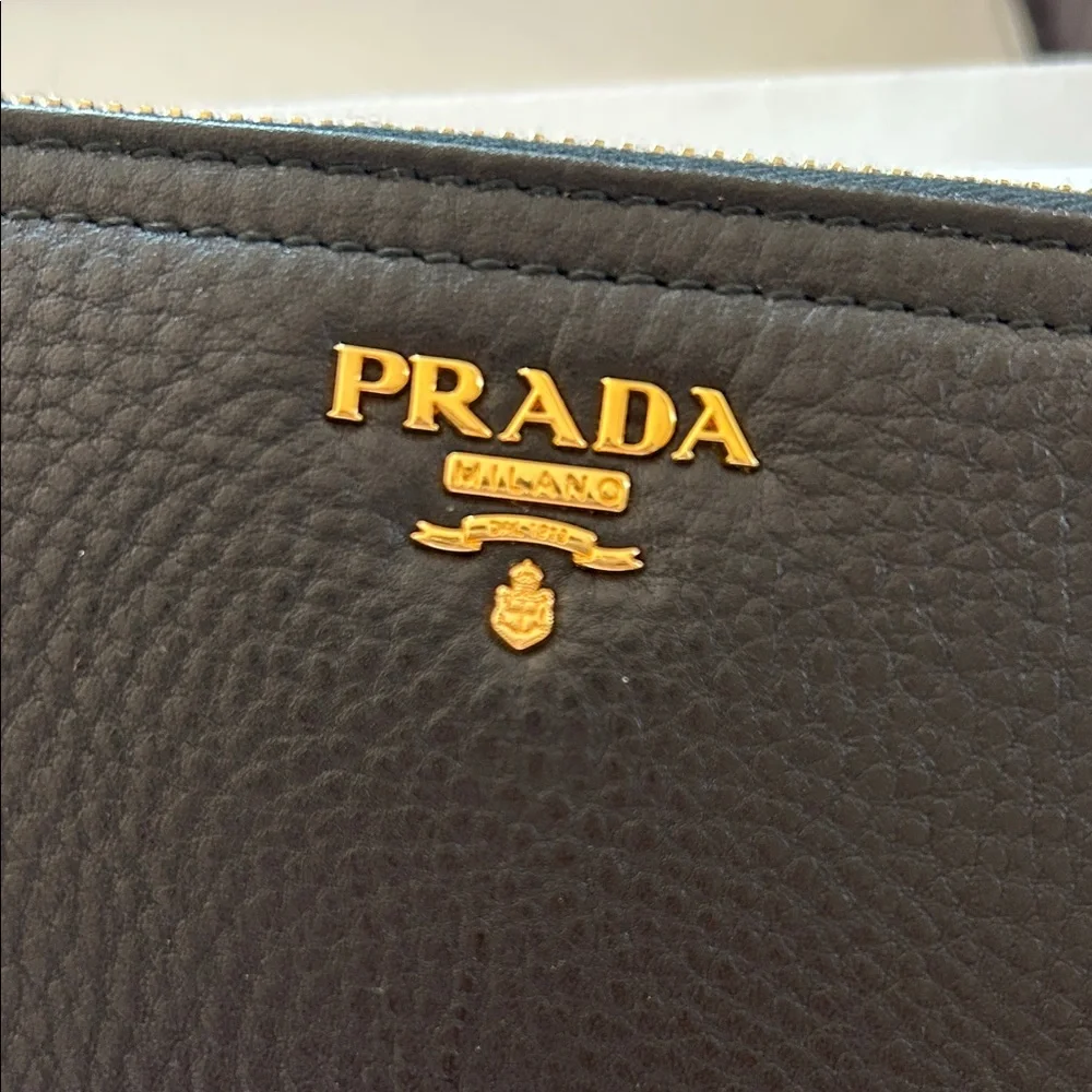 Prada Vitello Daino Black Zip-Around Wallet with Gold Logo - NIB - Picture 5 of 6